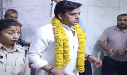 महाकाल के दर पर सांसद-एक्टर रवि किशन: भस्म आरती के बाद किए दिव्य दर्शन, गोरखपुर की खुशहाली की मांगी कामना