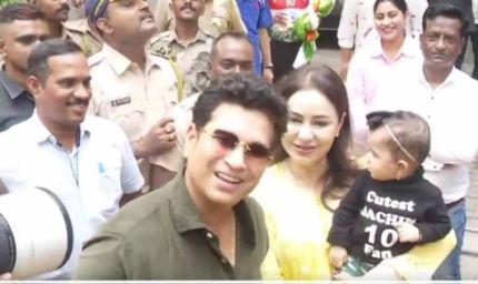 सचिन तेंदुलकर का जन्मदिन, फैंस का उमड़ा सैलाब