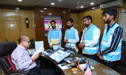 रायपुर : राज्यपाल डेका से फिल परमार्थ आश्रम के संस्थापक ने की भेंट