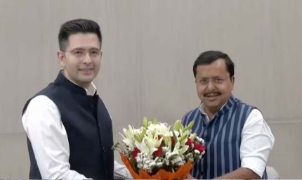 बीजेपी में शामिल हुए राघव चड्ढा, राज्यसभा सांसद राघव चड्ढा, संदीप पाठक और अशोक मित्तल, नितिन नवीन ने खिलाई मिठाई