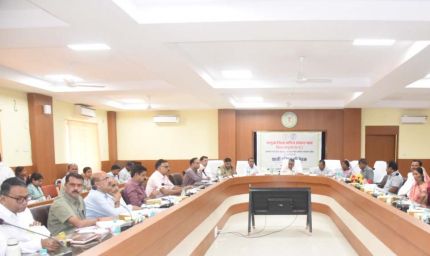 रायपुर : कैबिनेट मंत्री राजेश अग्रवाल की मौजूदगी में डीएमएफ शासी परिषद की बैठक