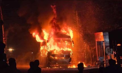 बारातियों से भरी बस में अचानक आग, शॉर्ट सर्किट की आशंका से मचा हड़कंप