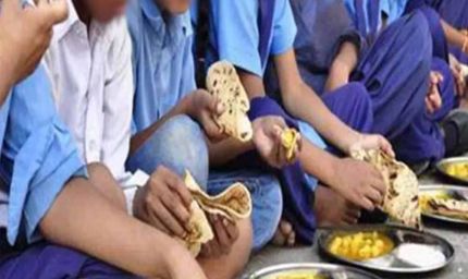 मिड-डे-मील में खराब पिन्नी से बच्चों की सेहत पर खतरा, स्कूलों में मचा हड़कंप