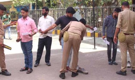 लखनऊ में होमगार्ड भर्ती परीक्षा के दौरान सख्त जांच, अभ्यर्थियों के आभूषण भी उतरवाए गए