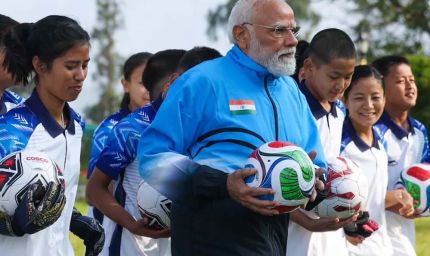 पीएम मोदी ने फुटबॉल मैच में गोल के बाद खिलाड़ियों के साथ मनाया जश्न, देखिए तस्वीरें