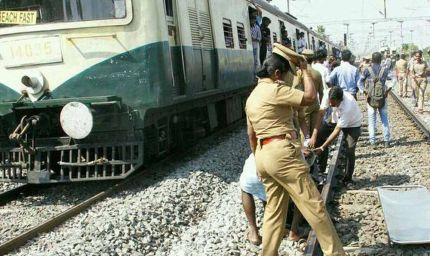 रेलवे की लापरवाही पर सरपंच का जिम्मा, गेटमैन न मिलने पर खुद दिखाते हैं ट्रेन को हरी झंडी