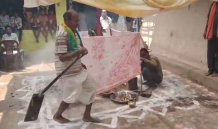 जलते अंगारों पर चलकर निभाई शादी की रस्म, दूल्हा-दुल्हन ने कायम रखी पीढ़ियों पुरानी परंपरा