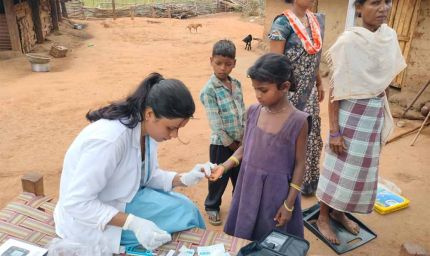 11 किमी की दूरी नहीं बनी बाधा, स्वास्थ्य टीम पहुंची लोहागांव के हर दरवाजे तक