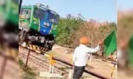 होशियारपुर में रेलवे ने नहीं दिया गेटमैन, सरपंच ने संभाला मोर्चा, रोजाना ट्रेन को दिखाते हैं हरी झंडी