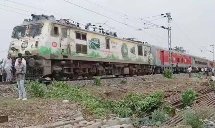 यूपी में आंधी-तूफान का असर, रेलवे ट्रैक पर गिरे पेड़ से संचालन प्रभावित