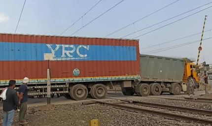 कटनी-दमोह मार्ग पर देवरीफाटक में पटरियों पर फंसा ट्रक, लोको पायलट की सूझबूझ से टला बड़ा हादसा