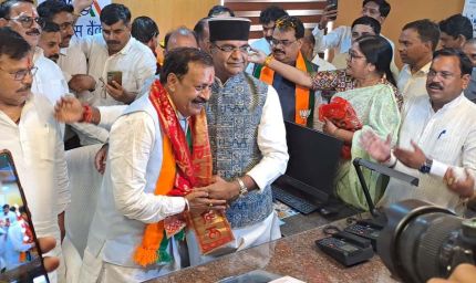 महेंद्र सिंह यादव ने अपेक्स बैंक में पदभार ग्रहण करते हुए किया ऐतिहासिक स्वागत