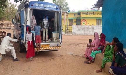 ​वनांचलों की 'संजीवनी' बनी मोबाइल मेडिकल यूनिट: साढ़े तीन माह में 2000 से अधिक ग्रामीणों का हुआ निःशुल्क उपचार