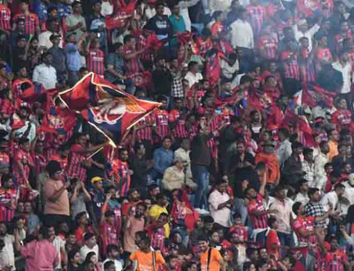 इकाना में दिल्ली कैपिटल्स की दहाड़, एलएसजी के नए लोगो और जर्सी पर भारी पड़ा 'बाघ'