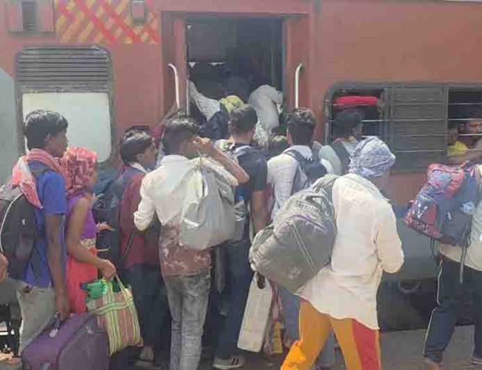 LPG संकट ने बढ़ाई प्रवासियों की मुसीबत, काम छोड़कर गांव लौट रहे मजदूर