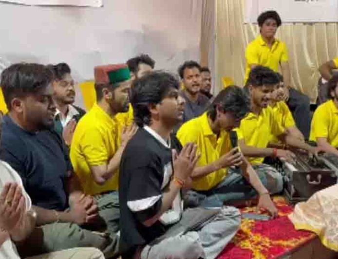 गुरुग्राम के आर्टिस्ट चौक पर गिटार की धुन पर हनुमान चालीसा, युवाओं ने पेश की भक्ति की अनोखी मिसाल