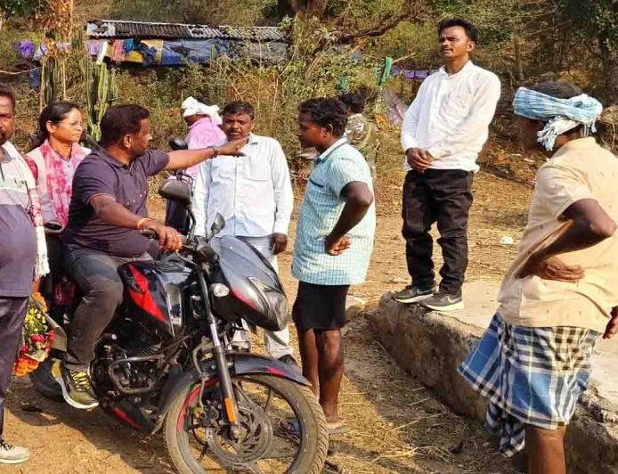 15 किमी बाइक चलाकर दुर्गम गांवों में पहुंचे विधायक दशरथ गागराई, जनचौपाल लगाकर सुनीं ग्रामीणों की समस्याएं