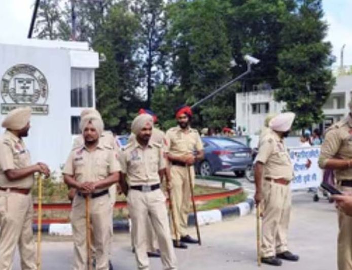 अमृतसर में बड़ी आतंकी साजिश नाकाम, आइईडी सहित एक व्यक्ति गिरफ्तार, पाकिस्तान से जुड़े तार खंगाल रही पुलिस