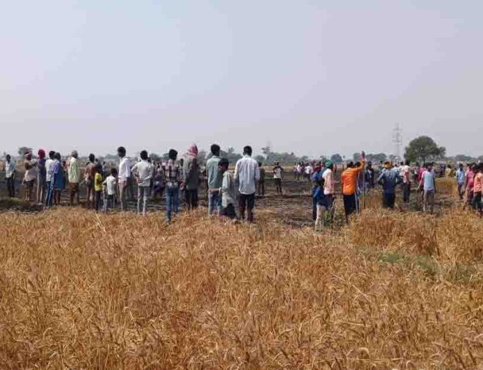 चंदौली में गेहूं की फसल पर आग का तांडव, 10 बीघा से अधिक खेत जलकर राख