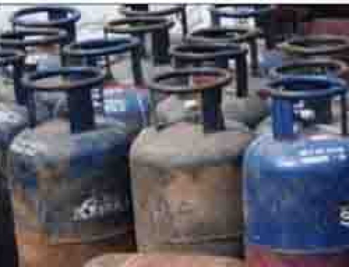 लखीमपुर खीरी में गैस एजेंसी की दीवार काटकर 108 सिलेंडर चोरी