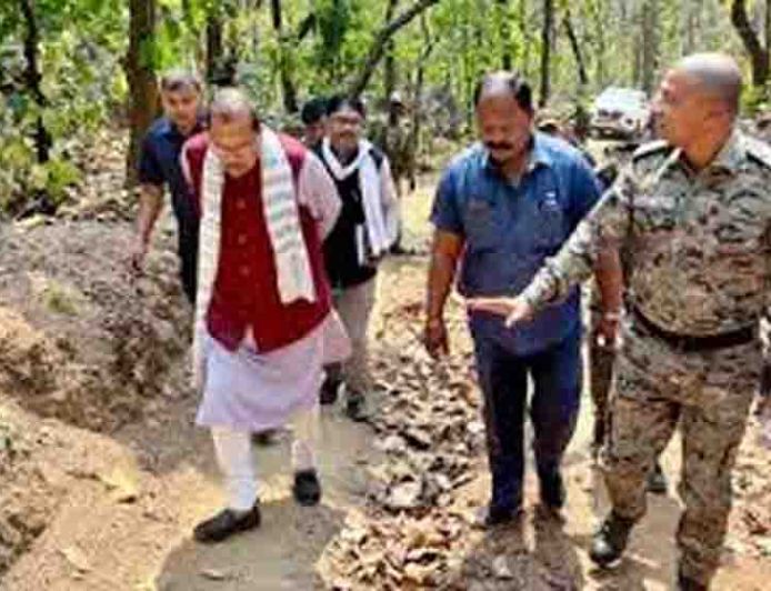 वित्त मंत्री राधाकृष्ण किशोर पहुंचे बूढ़ा पहाड़, उग्रवाद प्रभावित क्षेत्र में सड़क और अस्पताल का दिया भरोसा