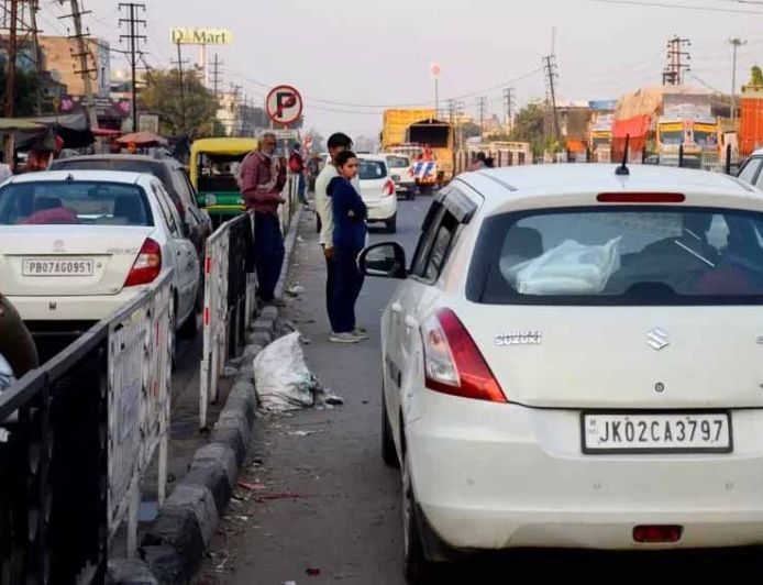 जालंधर-पठानकोट रोड पर जाम से परेशानी, वाहनों की कतारें कई किलोमीटर लंबी