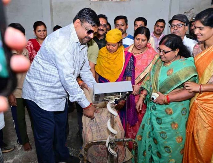 मंत्री गजेन्द्र यादव ने उचित मूल्य दुकान का किया औचक निरीक्षण