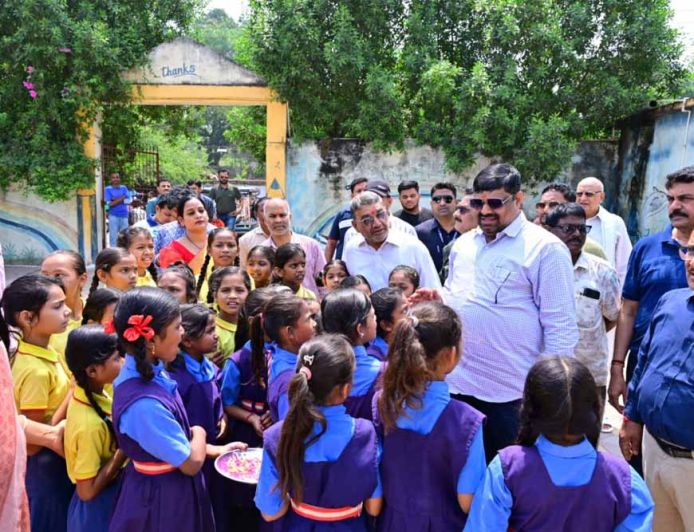 शिक्षा मंत्री गजेन्द्र यादव ने दुर्ग के प्राथमिक विद्यालय का किया निरीक्षण