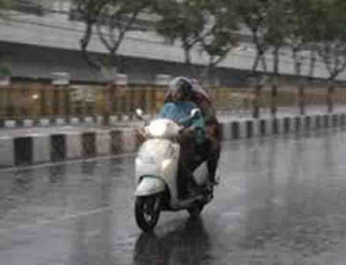 बेमौसम मार, उत्तर भारत में बारिश और ओलावृष्टि से गेहूं की फसल बर्बाद और लुढ़का पारा