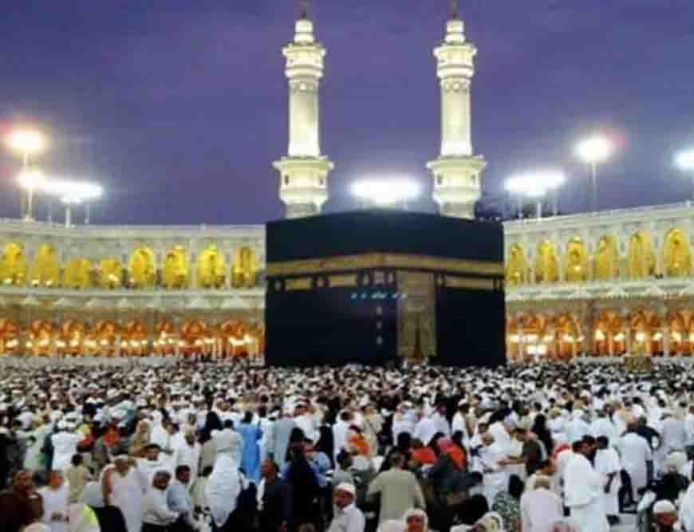 हज यात्रा 2026 होगी हाईटेक,जायरीनों को मिलेगा एआई स्मार्ट बैंड, पल-पल होगी सेहत और लोकेशन की निगरानी