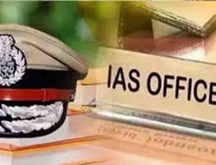 यूपी में बड़ी प्रशासनिक सर्जर,12 IPS और 5 IAS अधिकारियों का तबादला, महकमे में मचा हड़कंप
