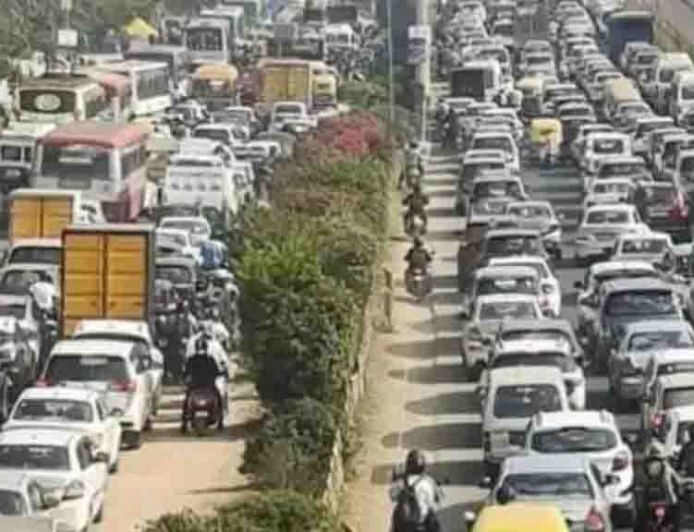 यूपी के 20 शहरों में ट्रैफिक के नए नियम लागू, स्कूल और दफ्तरों की छुट्टी के समय में होगा 15 मिनट का अंतर