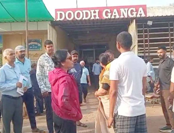 गंदगी पर सख्त कार्रवाई: बालोद कलेक्टर ने ‘दूध गंगा डेयरी’ को तत्काल बंद करने के दिए निर्देश