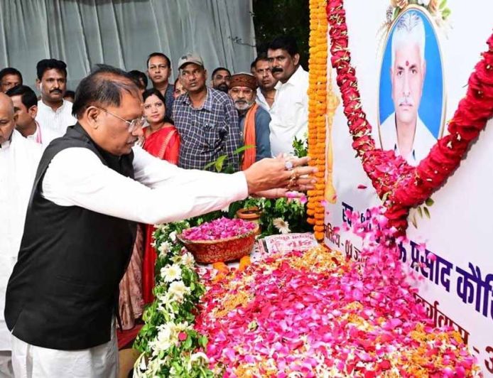 मुख्यमंत्री विष्णु देव साय ने स्व. भुलऊ प्रसाद कौशिक को दी भावभीनी श्रद्धांजलि