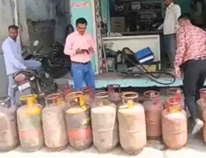 बांसवाड़ा में अवैध गैस रिफिलिंग नेटवर्क का भंडाफोड़, गैरेज पर छापेमारी कर 18 गैस सिलिंडर किए गए जब्त