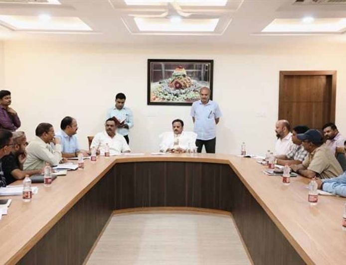 निर्माण बाधाओं को दूर कर किसानों के खेतों तक पानी पहुँचाने के दिए निर्देश : उप मुख्यमंत्री शुक्ल