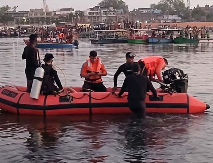 वृंदावन में बोट डूबने के बाद 10 की मौत, घंटों बाद दलदल में फंसी मिली बोट, 5 लोग अब भी लापता