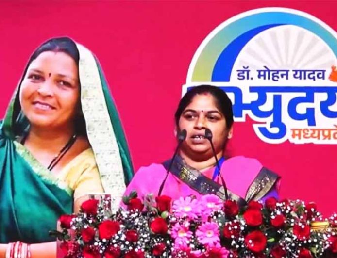 हौसलों की उड़ान: हवाई जहाज़ से उड़ान भरने वाली गांव की पहली बहू मीनाक्षी