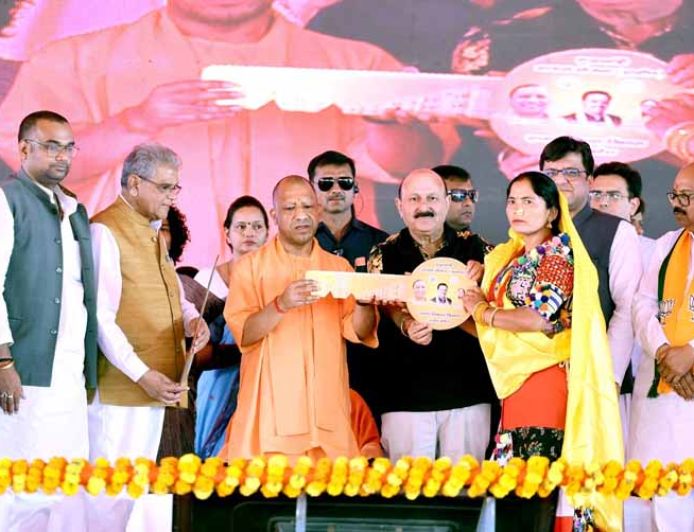 चंदन चौकी में CM Yogi Adityanath ने बांटे भौमिक अधिकार पत्र, लाभार्थियों को मिले नियुक्ति पत्र और आवास चाबी