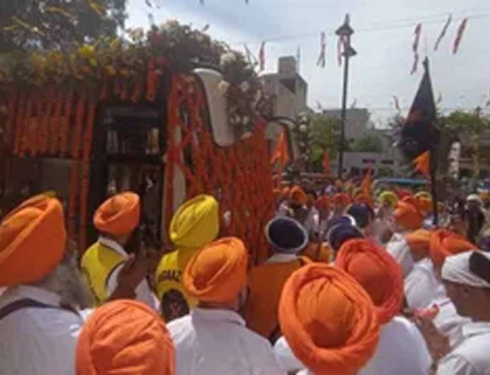 खालसा स्थापना दिवस पर जालंधर में भव्य नगर कीर्तन, हेलीकॉप्टर से हुई फूलों की वर्षा
