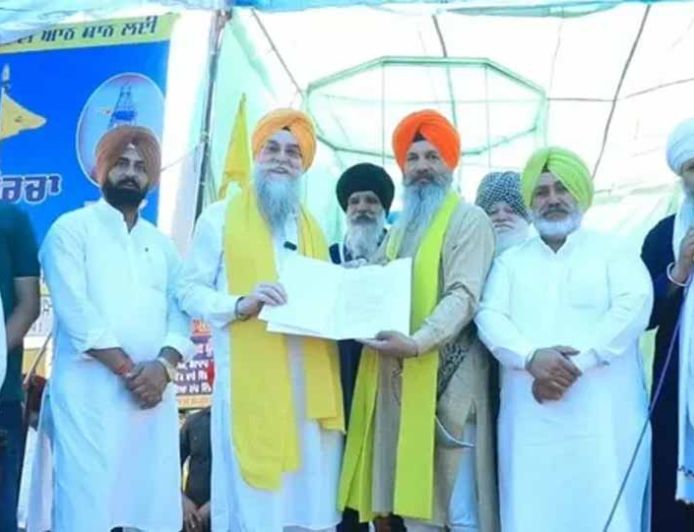 बेअदबी पर सख्त रुख: ‘गुरु का कानून’ बिल पेश, स्पीकर संधवां ने सौंपी कॉपी