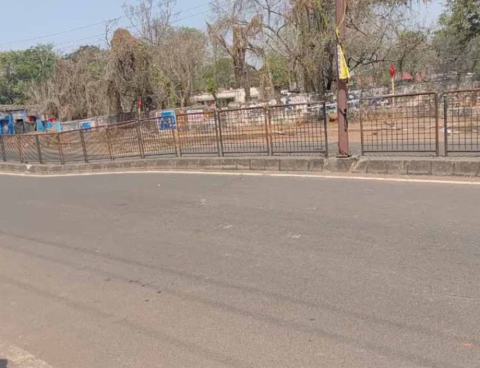 धनबाद-बोकारो रोड पर बड़ा खतरा: जहरीली गैस रिसाव से सड़क 2 फीट धंसी, पुलिस ने लगाया बैरिकेड