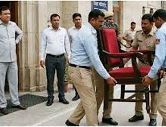 करौली कलेक्ट्रेट में कोर्ट की कार्रवाई, अधिकारी की कुर्सी तक कुर्क