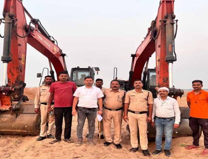 खनन माफिया पर सख्त एक्शन: सीमा लांघने पर 4 पोकलेन मशीनें जब्त