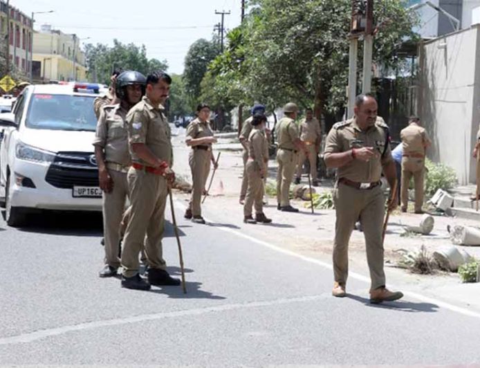 नोएडा में बड़ा एक्शन: श्रम कानून उल्लंघन पर 203 ठेकेदारों के लाइसेंस होंगे रद्द, करोड़ों की पेनल्टी का नोटिस