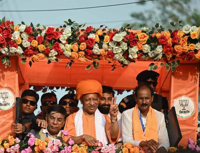 मुख्यमंत्री योगी के रोड-शो के दौरान सड़कों पर गूंजा- ‘एक ही नारा-एक ही नाम, जय श्रीराम-जय श्रीराम’