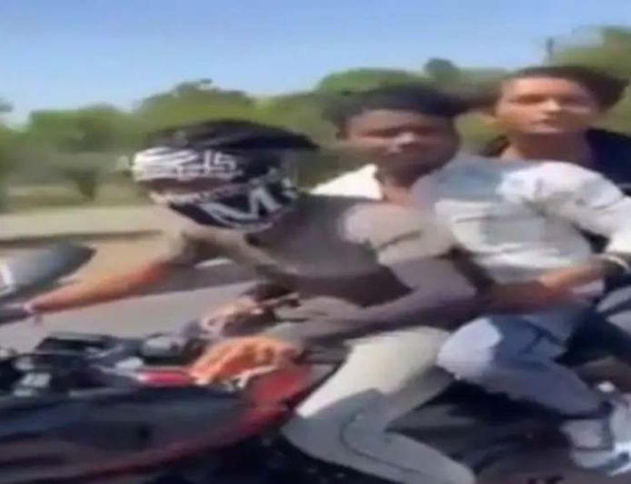 रफ्तार, स्टंट और मौत: रील शूट के दौरान ट्रेलर से टकराई बाइक, 3 युवकों की मौत
