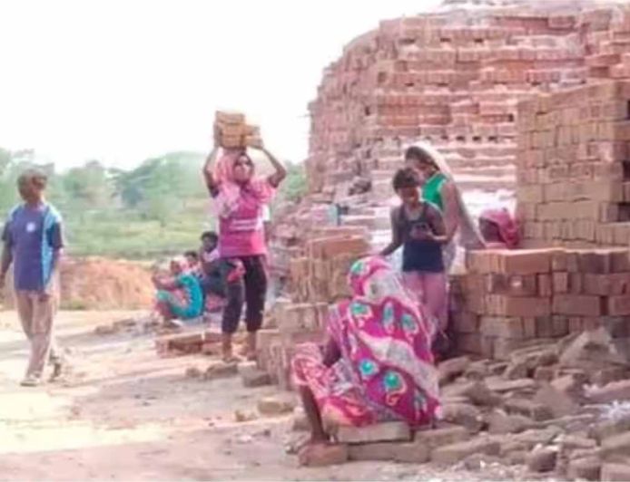 कैथल में शिक्षक बने फरिश्ते: ईंट-भट्ठा मजदूरों के बच्चों को अपने खर्चे पर स्कूल पहुंचाया