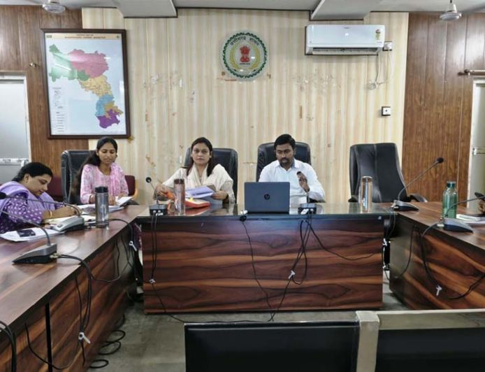 समय-सीमा बैठक में कलेक्टर सख्त, डीएमएफ कार्यों पर कड़ी निगरानी