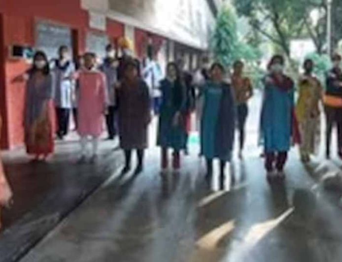 सरकारी स्कूल में 24 महिला कर्मचारियों से उत्पीड़न का आरोप, दफ्तर के कर्मचारी पर गंभीर सवाल